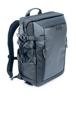 Ángulo izquierdo de la mochila y bolsa negra Vanguard Veo Select 41BK