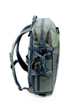 Lateral izquierdo de la mochila y maletín verde Vanguard Veo Select 45M GR