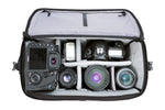 Cámara y objeticos en la bolsa para cámara de vídeo negra Vanguard Veo Select 35BK