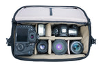 Cámara y objeticos en la bolsa para cámara de vídeo negra Vanguard Veo Select 35GR