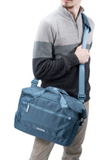 fotógrafo con el bolso azul Vanguard Veo Flex 35M BL