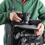 Acceso rápido a la cámara de la bandolera outdoor negra Vanguard Sedona 34BK