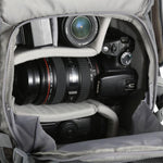 Cámara y objetivos en la mochila para fotografía caqui Vanguard Sedona 45KG