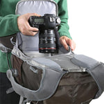 Acceso a cámara de la mochila para fotografía caqui Vanguard Sedona 45KG