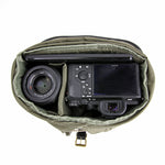 Cámara y objetivos en el bolso de foto azul Vanguard Veo Travel 21BL
