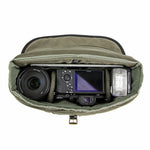 Cámara y objetivos en el bolso de foto azul Vanguard Veo Travel 28BL