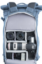 Cámara réflex y objetivos en la mochila para cámara azul Vanguard Veo Flex 43M BL